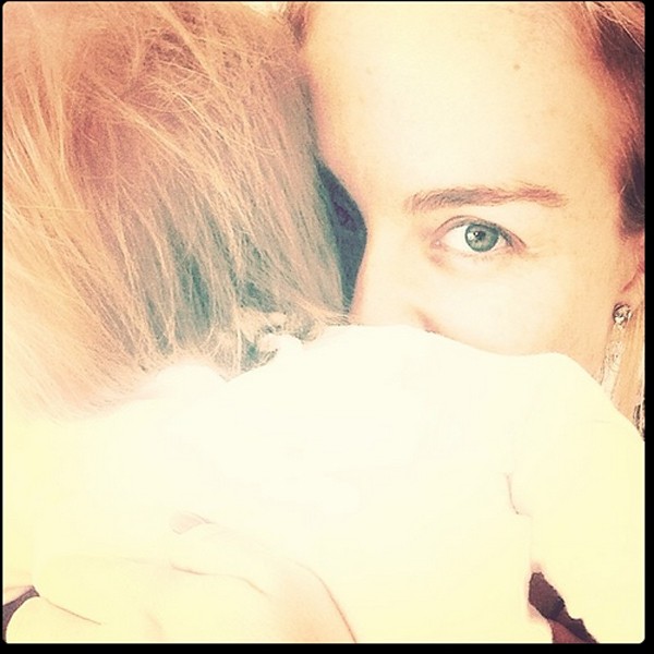 Angélica abraçando muito a filha Eva (Foto: Reprodução/Instagram)