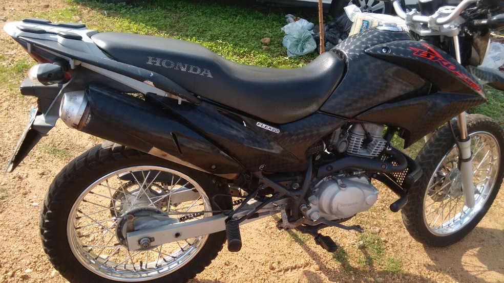 Motocicleta roubada foi recuperada com o suspeito (Foto: Divulgação/Polícia Militar)