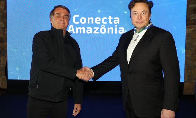 Jair Bolsonaro condecora Elon Musk no interior de São Paulo