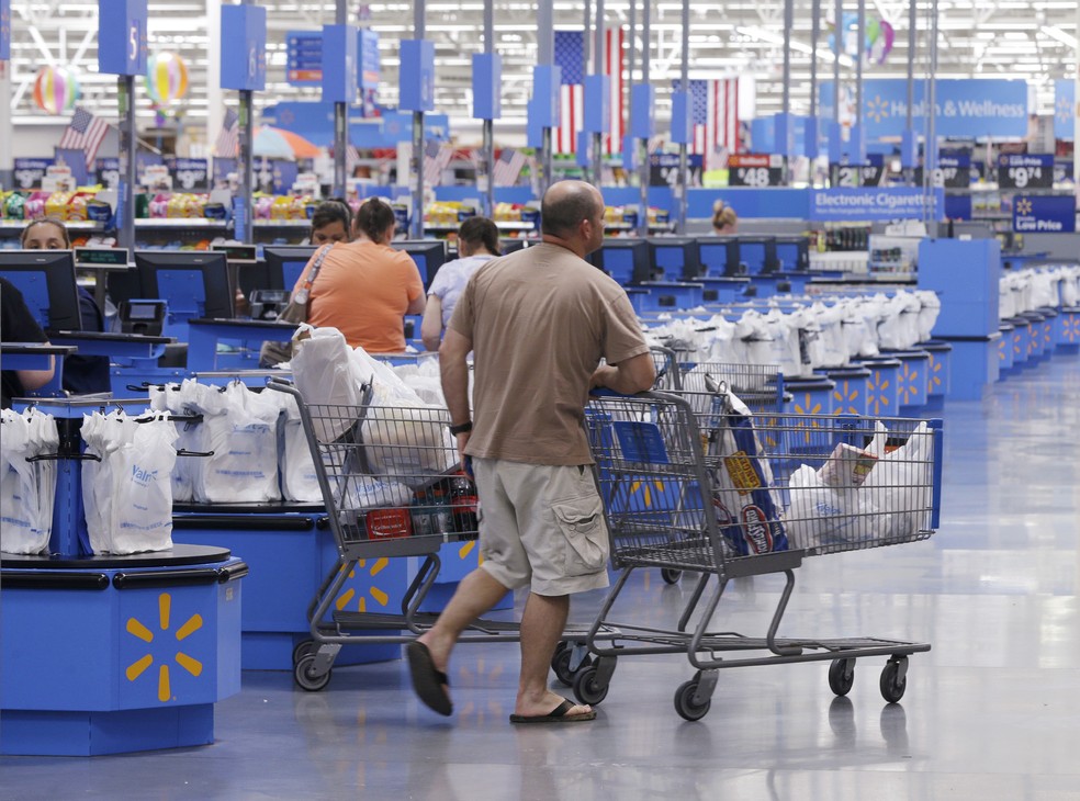 Walmart anuncia que aumentará de US$ 9 para US$ 11 por hora o salário mínimo de seus funcionários (Foto: AP )