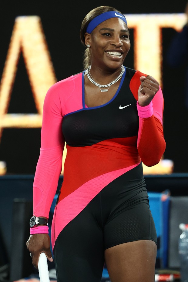 MELBOURNE, AUSTRALIA - FEBRUARY 16: Serena Williams of the United States celebrates winning her Women's Singles Quarterfinals match against Simona Halep of Romania during day nine of the 2021 Australian Open at Melbourne Park on February 16, 2021 in Melbo (Foto: Getty Images)