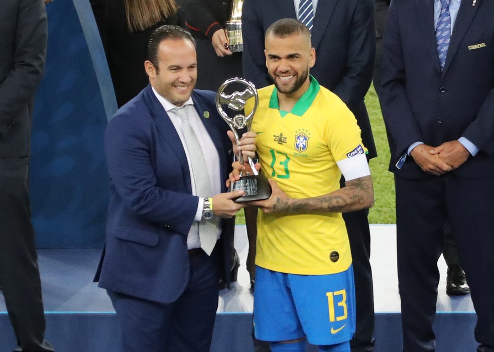 Daniel Alves é eleito craque da Copa América; Alisson e ...