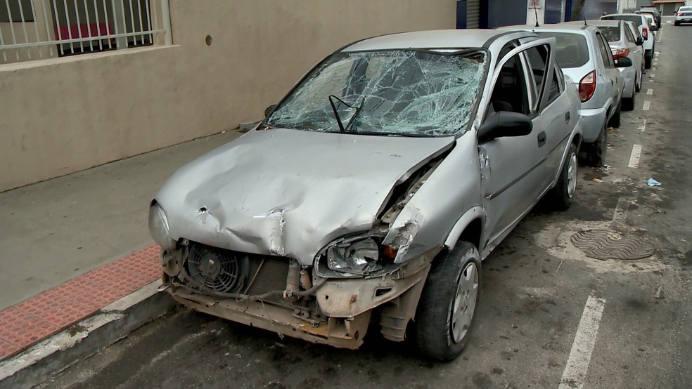 Carro ficou destruído após a batida em Vila Velha — Foto: Reprodução/TV Gazeta