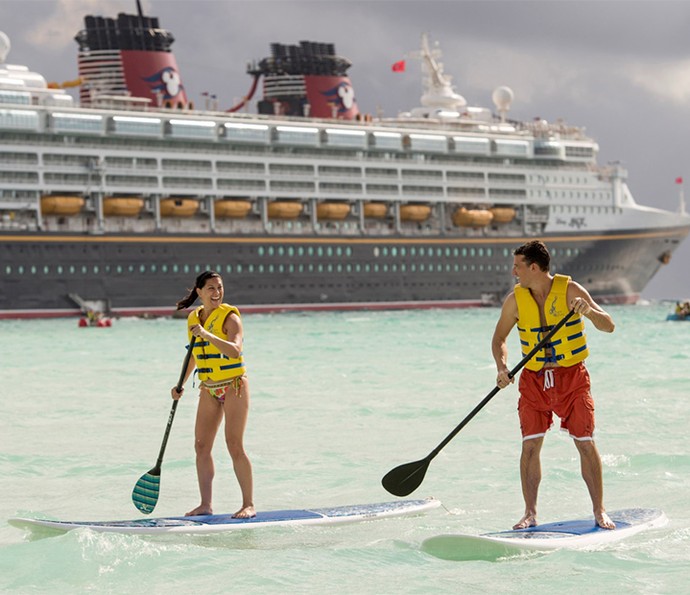 Na ilha de Castaway Cay, há atrações para seu dia em família ser incrível, como stand up paddle, mergulho e pedalinhos (Foto: Disney Cruise Line)