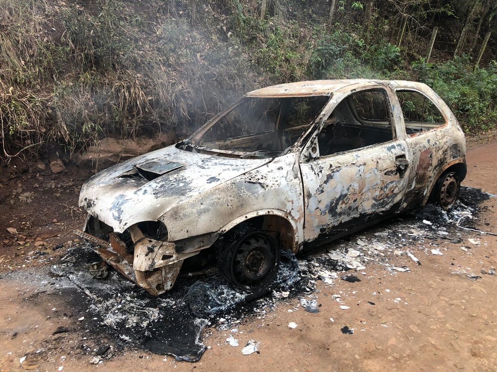 Carro usado na fuga dos assaltantes foi encontrado incendiado — Foto: Josias Marques/Portal In Foco RS 