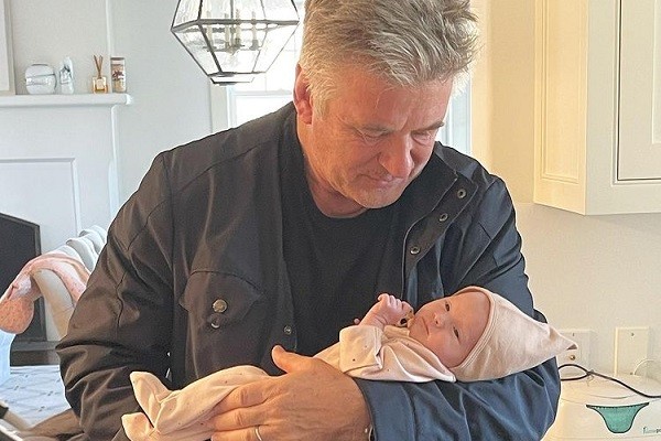 O ator Alec Baldwin segurando sua sétima filha Maria Lucia (Foto: Instagram)