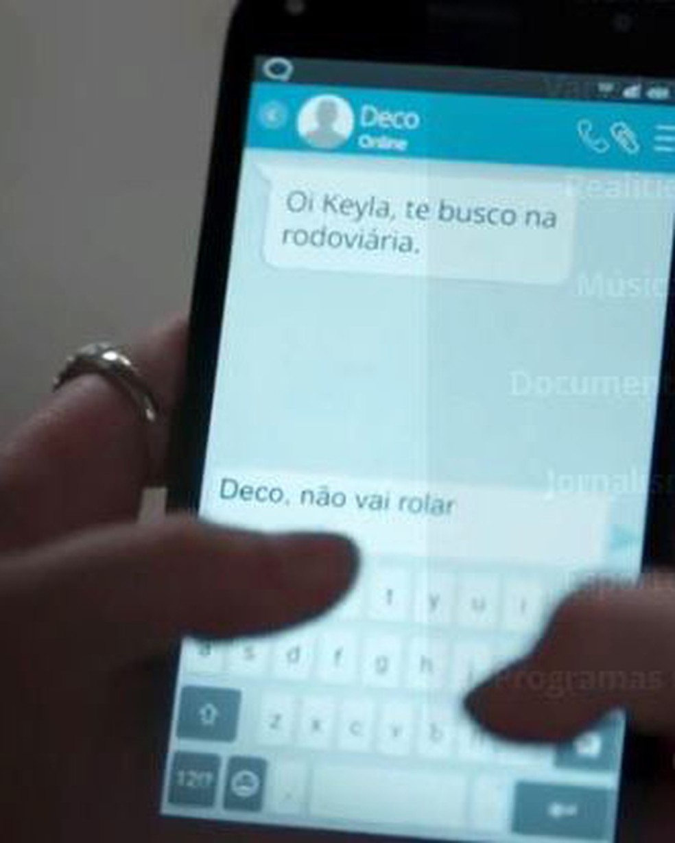 Keyla (Gabriela Medvedovski) manda mensagem para Deco (Pablo Morais) em 'Malhação - Viva a Diferença' — Foto: Globo