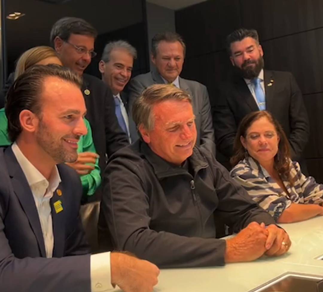 Bolsonaro concede entrevista após chegar ao Brasil