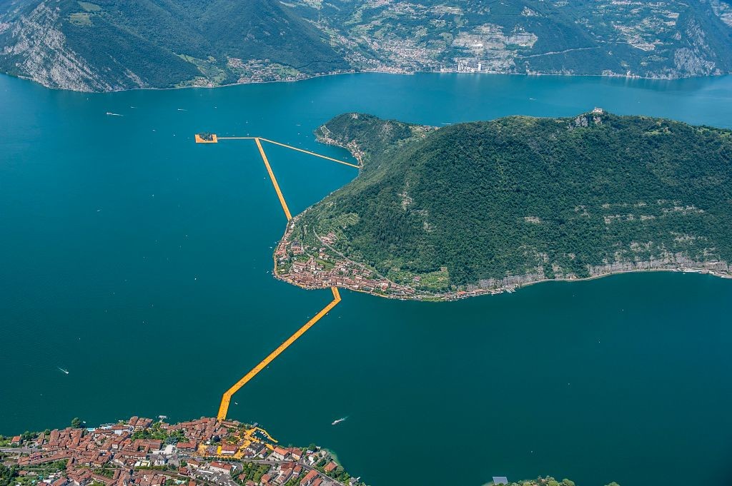 SULZANO, ITALY - JUNE 28: Aerial view of the installation "The Floating Piers" by artist Christo Vladimirov Yavachev. The work connects the village of Sulzano to the small island of Monte Isola and another very small island (São Paulo Island) on June 28,  (Foto: Getty Images)