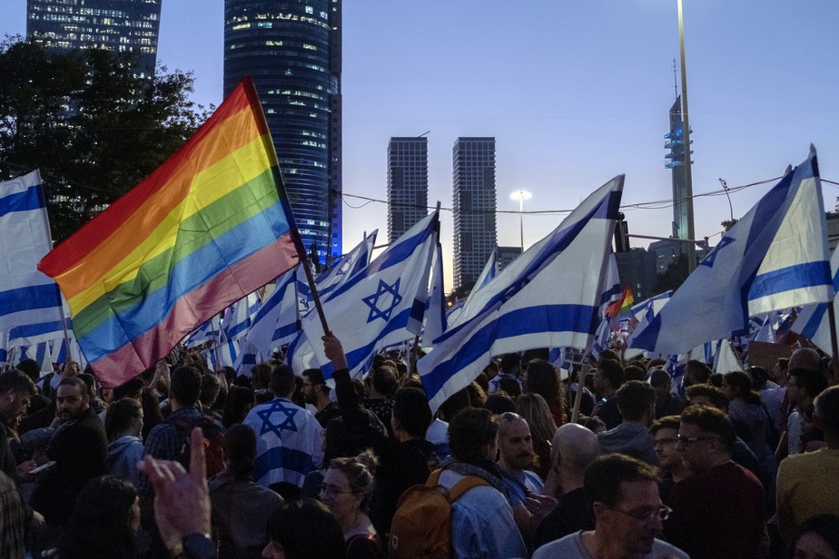 Israelenses protestam contra reforma do Judiciário do primeiro-ministro Netanyahu considerada antidemocrática