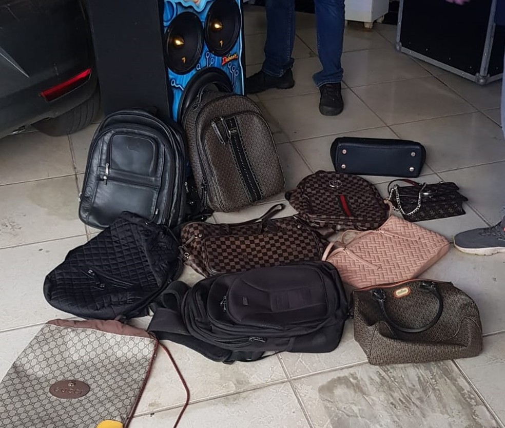 Bolsas e mochilas furtadas de veículos em Cuiabá foram apreendidas na casa de investigado preso — Foto: Polícia Civil