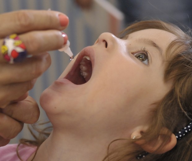 Menina tomando vacina contra poliomielite (Foto: Agência Brasil)