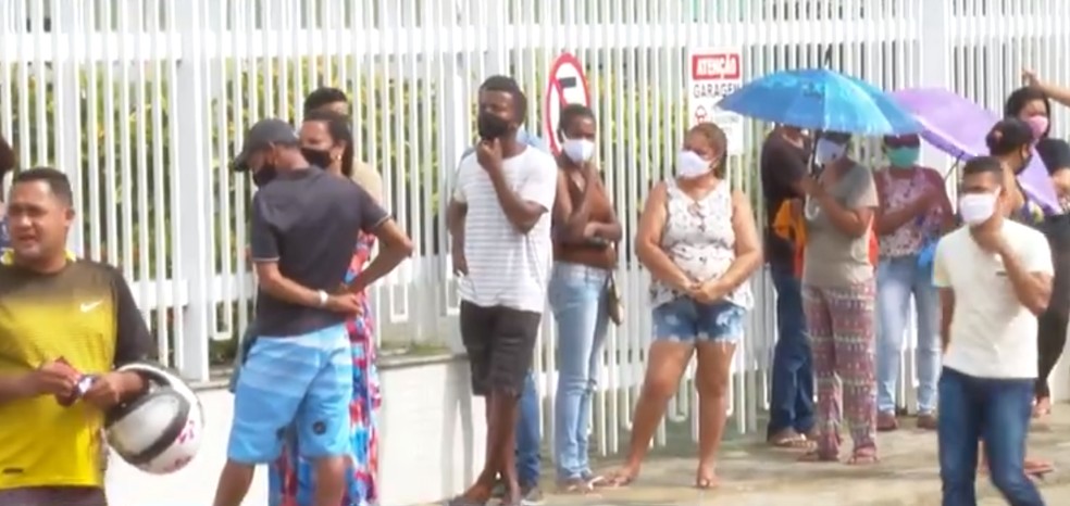 Beneficiários enfrentam longas filas em agências da Caixa em Salvador para saque do auxílio emergencial — Foto: Reprodução/TV Bahia