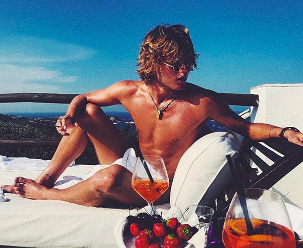 O modelo australiano Jordan Barrett durante sessão de fotos em um barco na Itália (Foto: Instagram)
