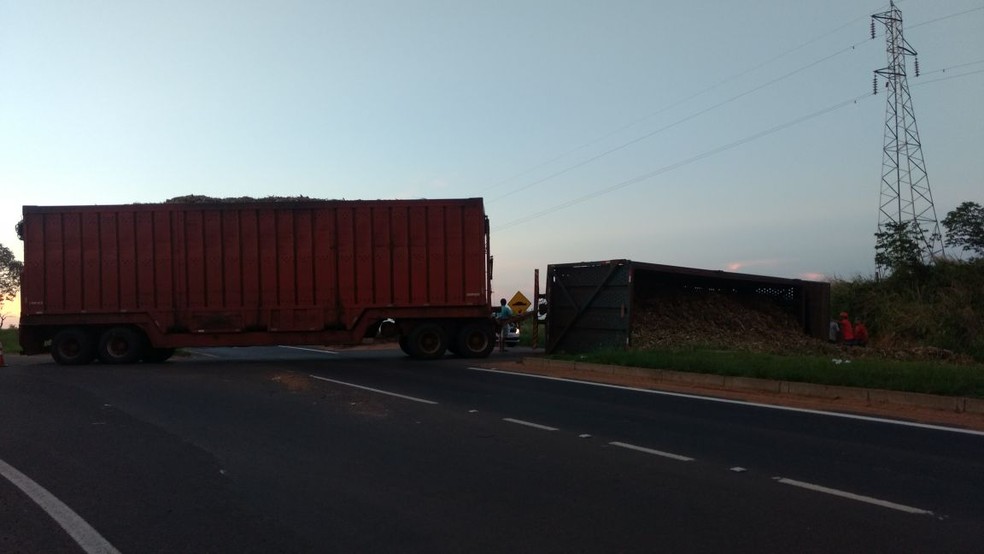 Caminhão de cana tombou nesta quinta-feira (3), em Junqueirópolis (Foto: Base de Socorristas de Junqueirópolis/Divulgação)