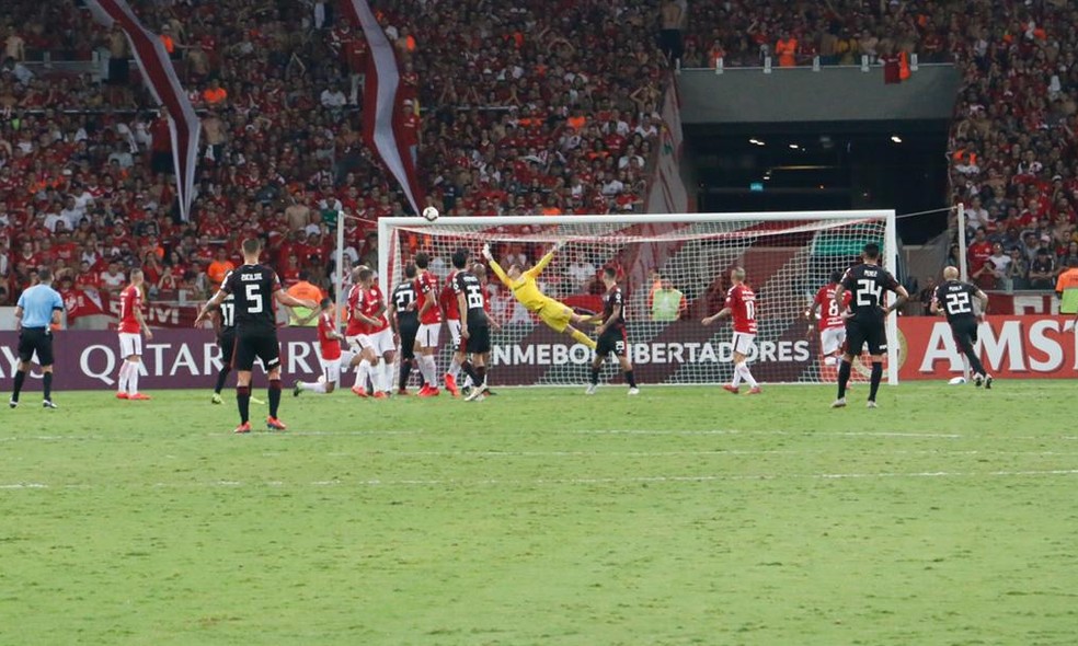De la Cruz marca um golaço em cobrança de falta — Foto: Eduardo Deconto