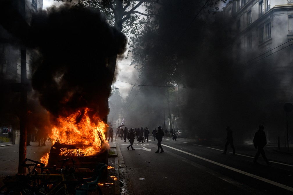 Fumaça toma conta de uma rua durante manifestação em Lyon, leste da França, neste 1º de maio de 2023 — Foto: Jeff Pachoud/AFP