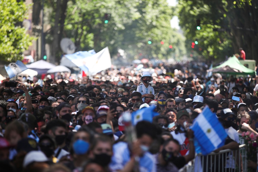 Multidão se aglomera no Centro de Buenos Aires durante velório de Maradona, nesta quinta (26) — Foto: Ricardo Moraes/Reuters