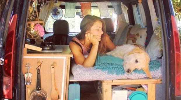 Marina e Odie dentro da van adaptada (Foto: Reprodução Instagram)