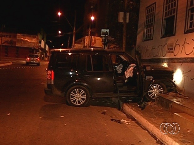 Dentro de carro, homem atira na namorada e tenta se matar, em Luziânia, Goiás (Foto: Reprodução/TV Anhanguera)