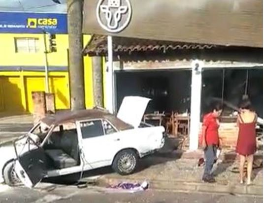 Homem morre após perder controle do carro e invadir restaurante em Rio Claro
