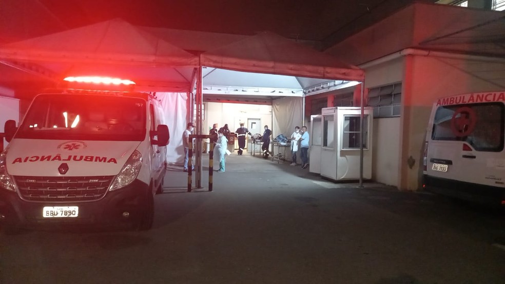 Criança foi atingida na perna e encaminhada para o Hospital do Trabalhador, em Curitiba— Foto: Tony Mattoso/RPC 