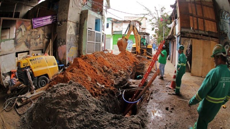 Segundo a Sabesp, as obras de saneamento na comunidade do Moinho devem ser concluídas até o final de 2022 (Foto: Caio Castor via BBC News)