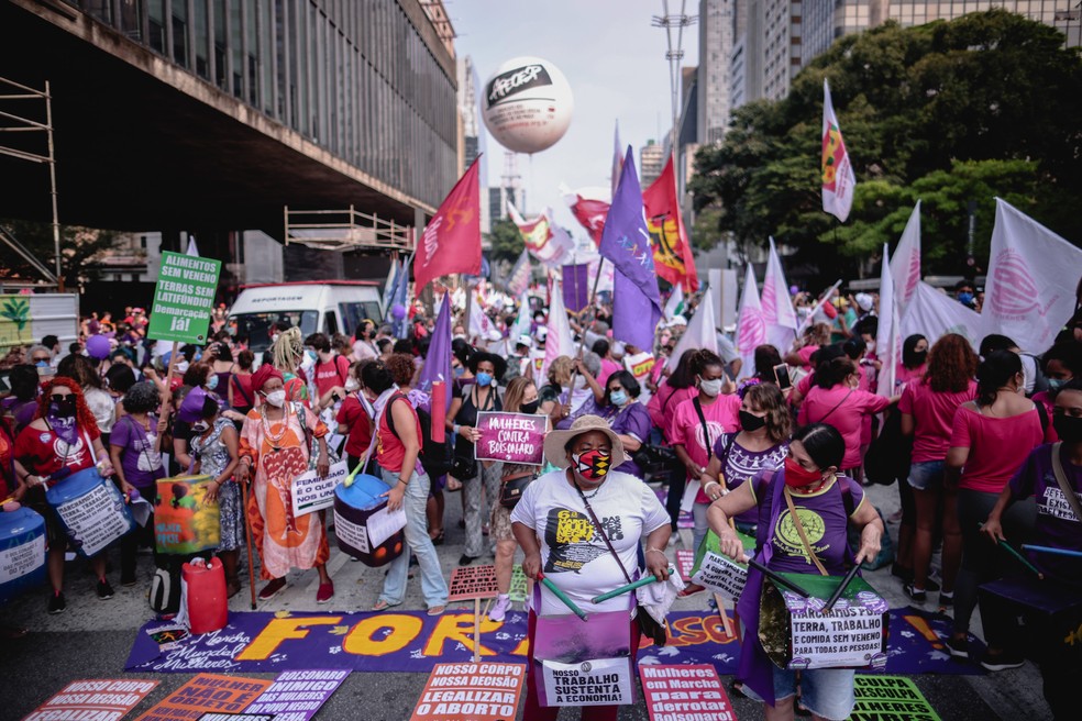 Manifestantes durante marcha do dia internacional da mulher na Avenida Paulista, região central da cidade de São Paulo, nesta terça-feira (08).    — Foto: ETTORE CHIEREGUINI/AGIF - AGÊNCIA DE FOTOGRAFIA/ESTADÃO CONTEÚDO