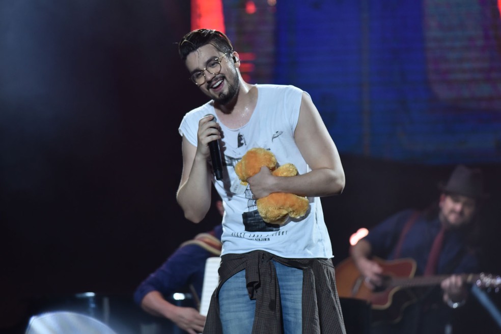 Como na última edição, Luan Santana ganha presente das fãs no palco (Foto: Max Haack/Ag. Haack)