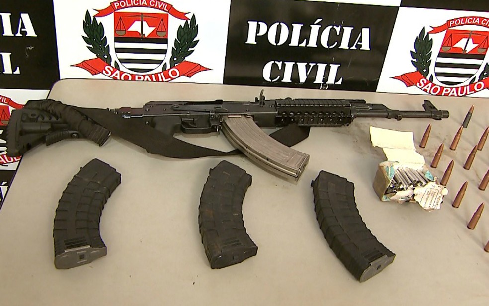 Fuzil AK-47 pertencia a um dos homens presos por participação no mega-assalto à Prosegur em Ribeirão Preto (Foto: Paulo Souza/EPTV)