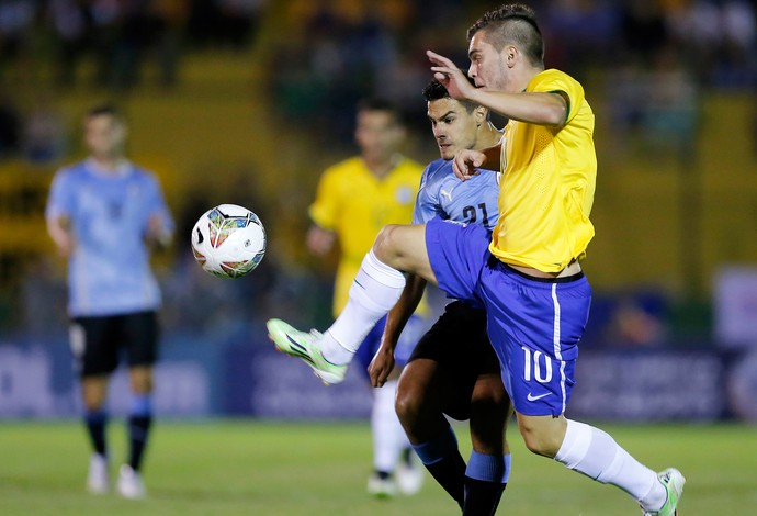Nathan e Guillermo Cotugno, Brasil x Uruguai, sub-20 (Foto: Reuters)