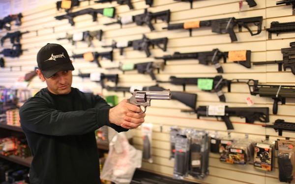 Quase metade das armas nas m&atilde;os de civis no mundo est&atilde;o nos EUA, aponta  pesquisa | Mundo | G1