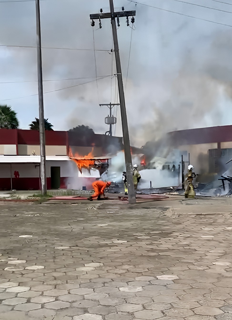 Incêndio atinge canteiro de obras próximo a biblioteca central da Universidade Federal de Roraima