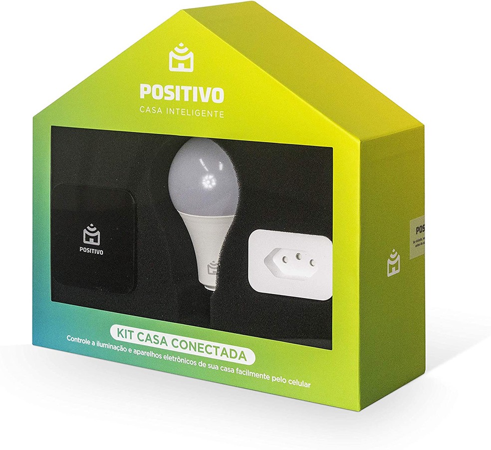 Kit casa conectada vem com um controle remoto universal, uma lâmpada e um plug, todos com função smart — Foto: Divulgação/Positivo