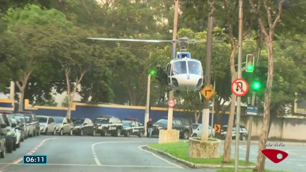 bdes   g1   agosto  13f251b9ae - Megaoperação contra o tráfico fecha a Beira Mar com helicóptero em Vitória