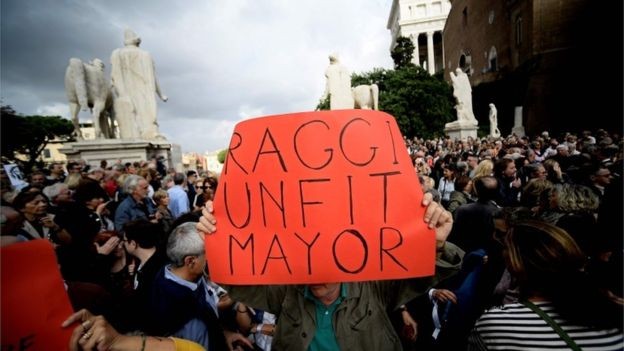Manifestantes dizem que a prefeita Virginia Raggi não fez o suficiente para resolver os problemas da cidade (Foto: AFP/GETTY IMAGES via BBC)