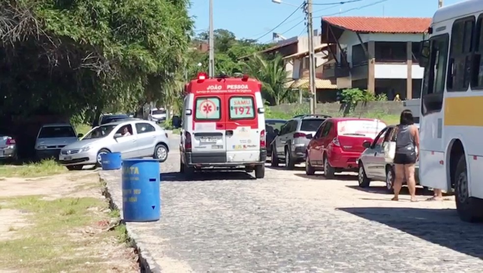 Jovem que se afogou em Tabatinga foi socorrido pelo Samu e encaminhado para o hospital (Foto: Walter Paparazzo/G1)
