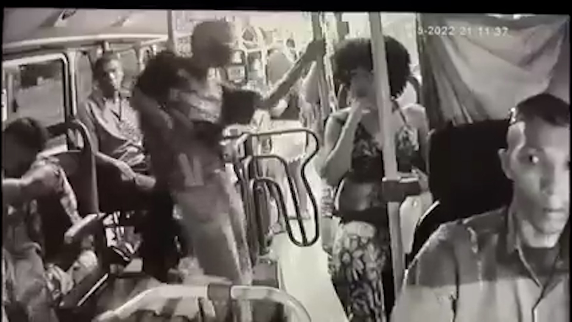 Motorista de ônibus é esfaqueado durante assalto a coletivo em São Luís; VÍDEO