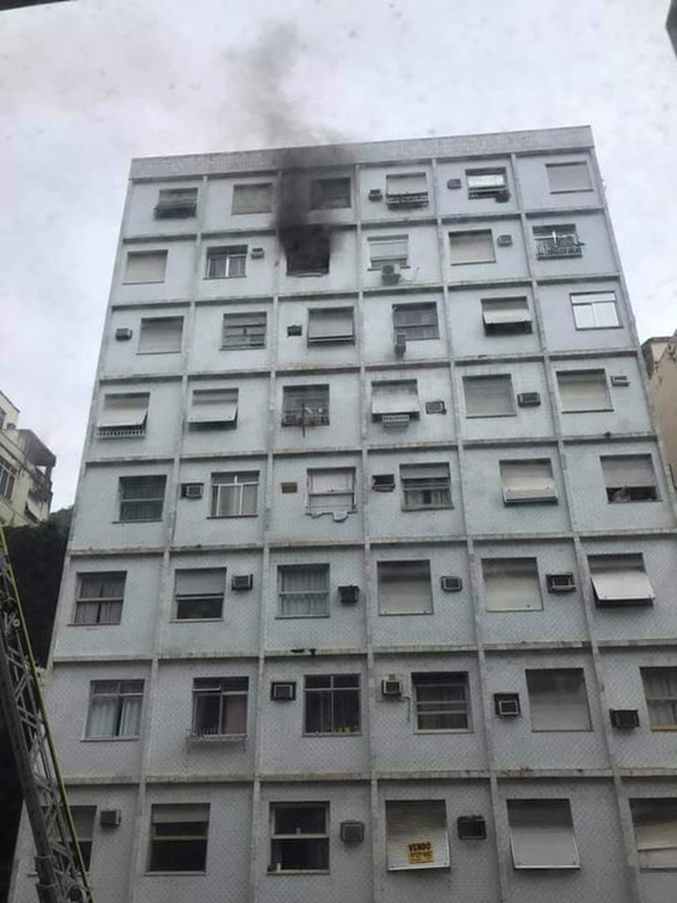 Incêndio atingiu 9º andar do prédio em Copacabana, na Zona Sul do Rio — Foto: Reprodução/Redes sociais