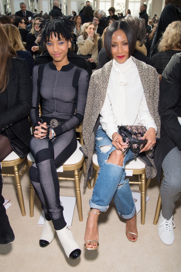 Willow Smith and Jada Pinkett-Smith attend the Chanel show as part of the Paris Fashion Week Womenswear Fall/Winter 2016/2017 on March 8, 2016 in Paris, France. (Photo by Stephane Cardinale/Corbis via Getty Images) (Foto: Corbis via Getty Images)