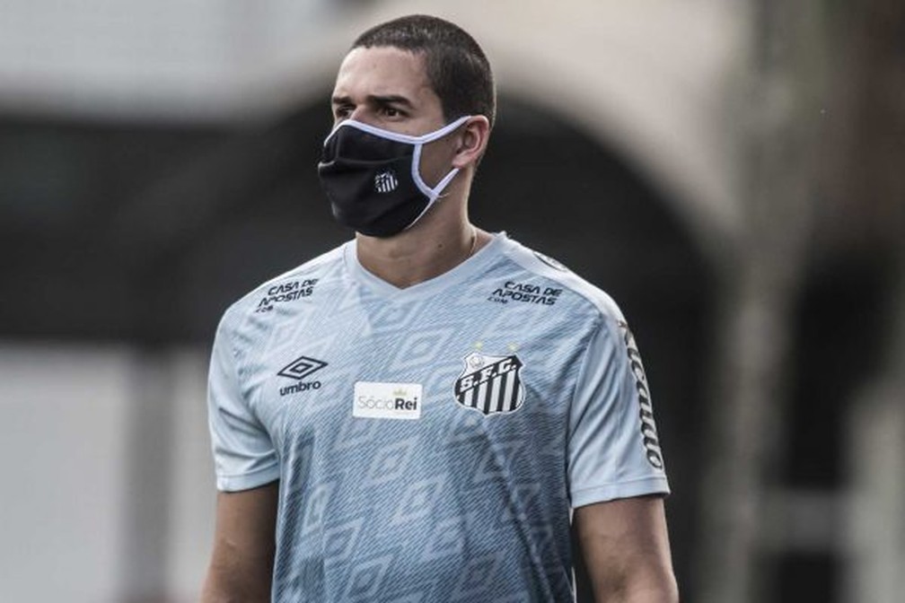 Lucas Veríssimo, de máscara, antes de treino do Santos nesta segunda — Foto: Ivan Storti/Santos FC