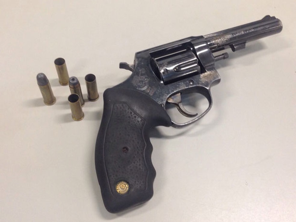 Polícia apresentou a arma que teria sido usada no crime na Berrini — Foto: Glauco Araújo/G1
