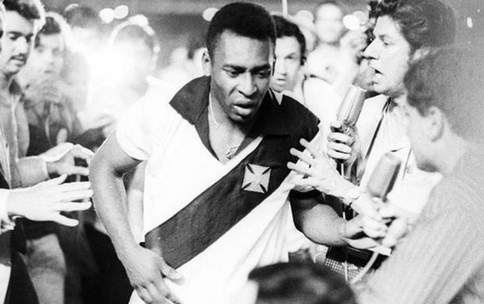 Pelé com a camisa do Vasco após o milésimo gol do craque — Foto: Reprodução