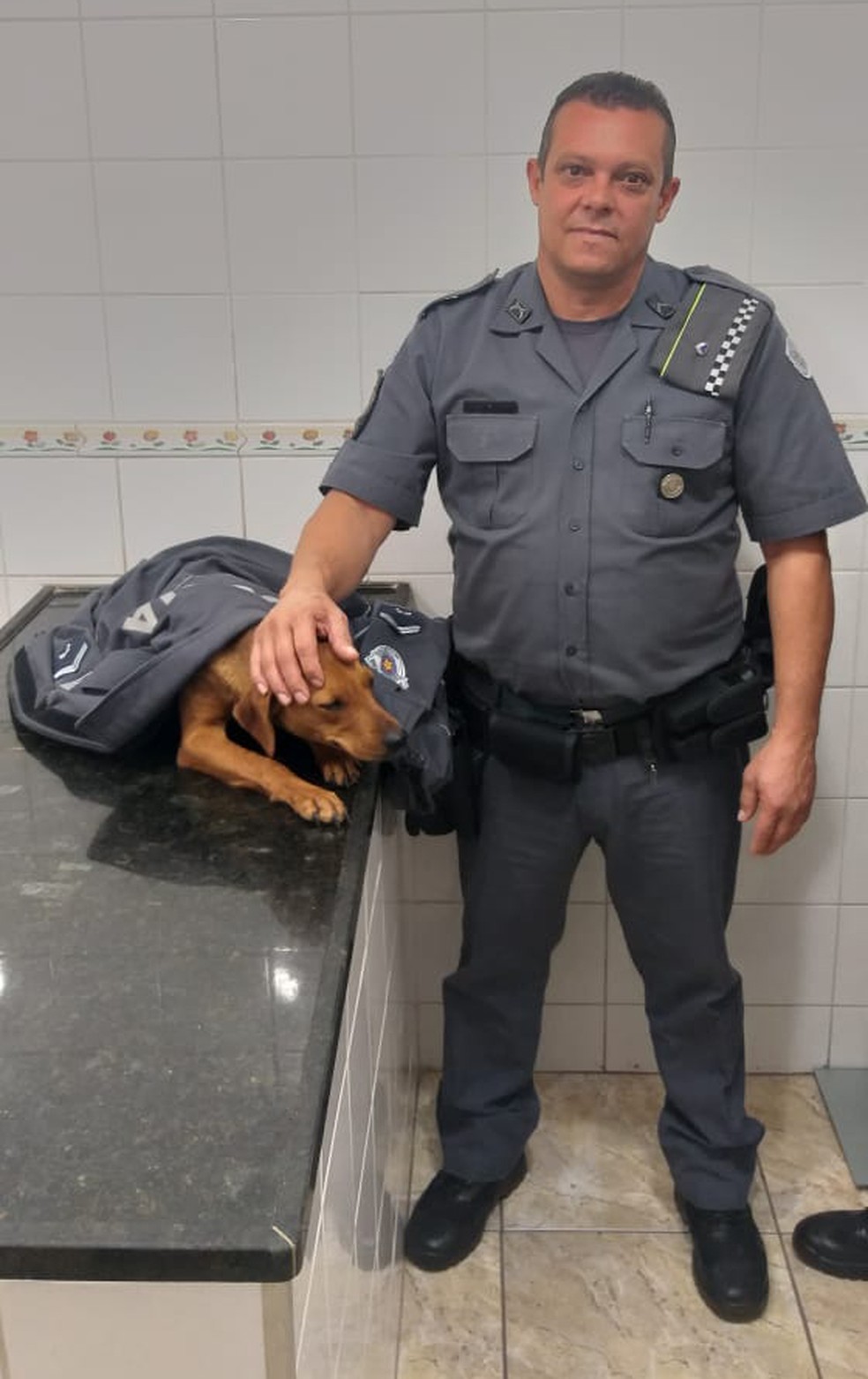 Cabo Barberino colocou sua jaqueta sobre Vitória para aquecê-la  — Foto: Polícia Militar/Divulgação