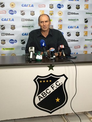 Gilmar Dal Pozzo - técnico do ABC (Foto: Augusto Gomes/GloboEsporte.com)