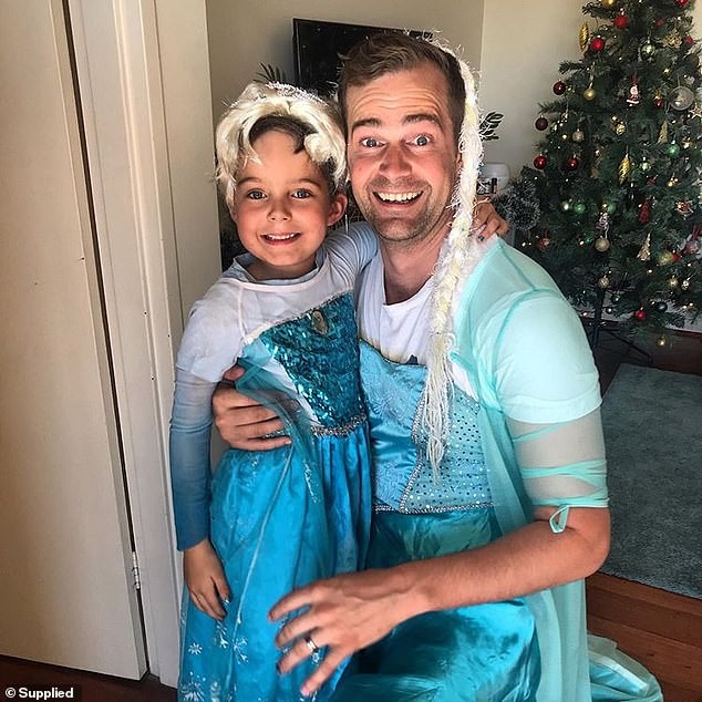 Pai e filho se vestem de Elsa, do Frozen, e fazem sucesso nas redes sociais  (Foto: Reprodução: Dailymail)