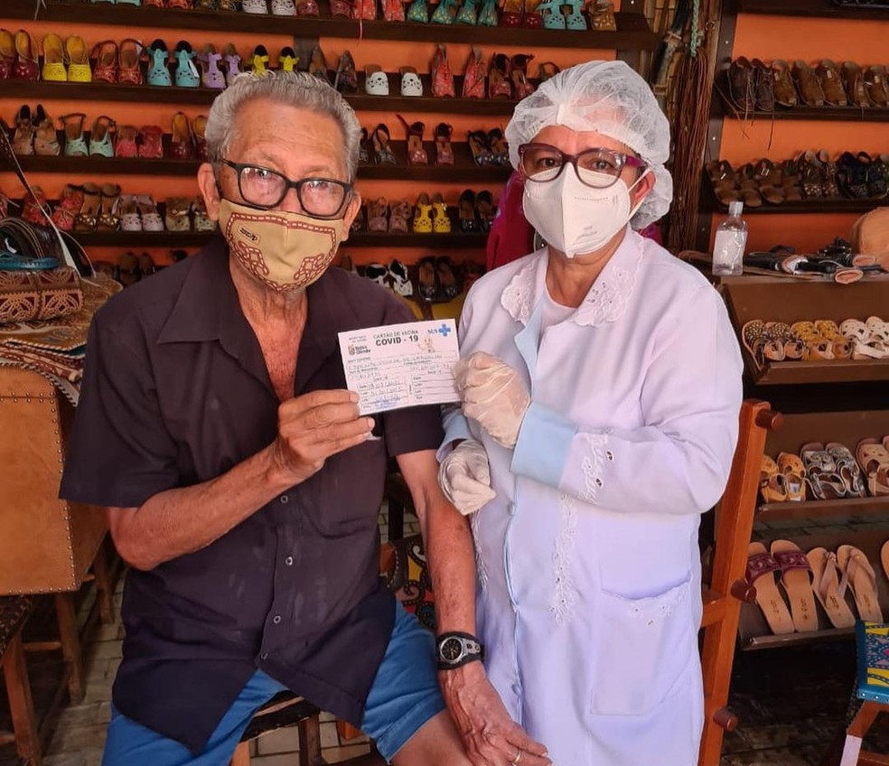 Mestre Espedito Seleiro recebeu a vacina na loja onde vende os produtos que fabrica, ao lado da própria casa, em Nova Olinda. — Foto: Arquivo pessoal