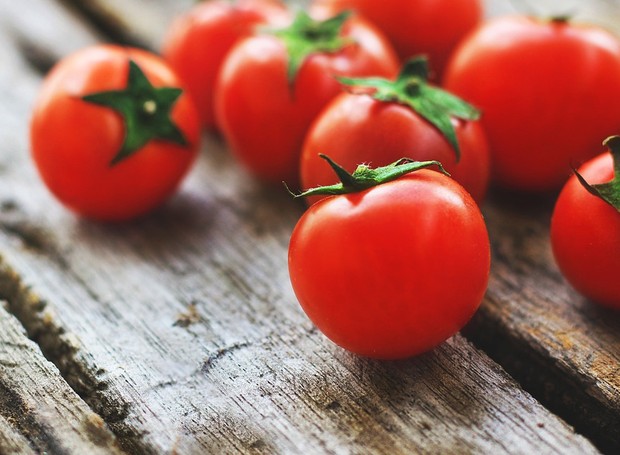 O tomate é um dos ingredientes que têm boa safra no mês de abri; (Foto: Pixabay/Lernestorod/CreativeCommons)