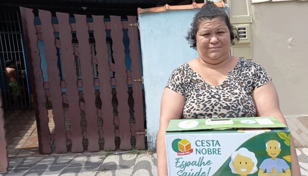 Mulher vende celular para comprar gás e alimentar os 4 filhos e comove a web: 'Difícil conseguir trabalho'