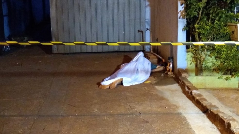 VÃ­tima tinha faca cravada nas costas em MS â Foto: Cido Costa/Dourados Agora